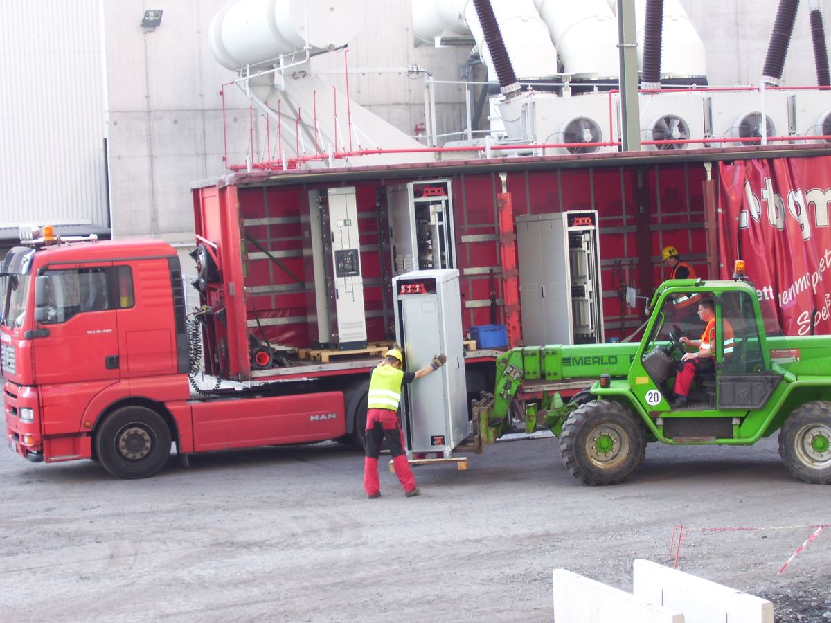 Verladung einer fertigen Schaltanlage für den Transport